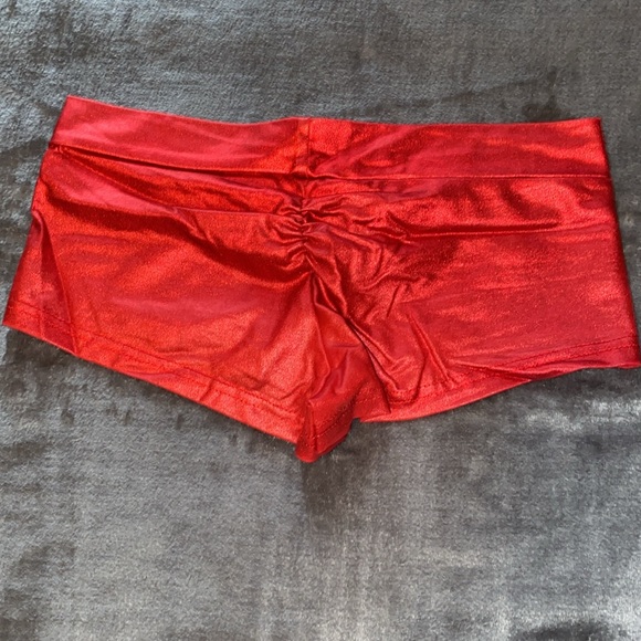 iHeartRaves Red Scrunch Booty Short Size Medium - Picture 2 of 4